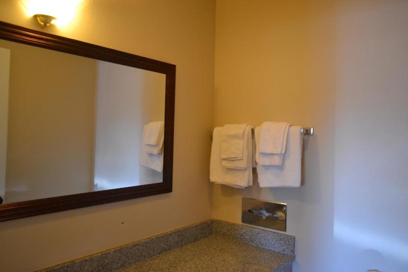 Standard Queen Room image 2