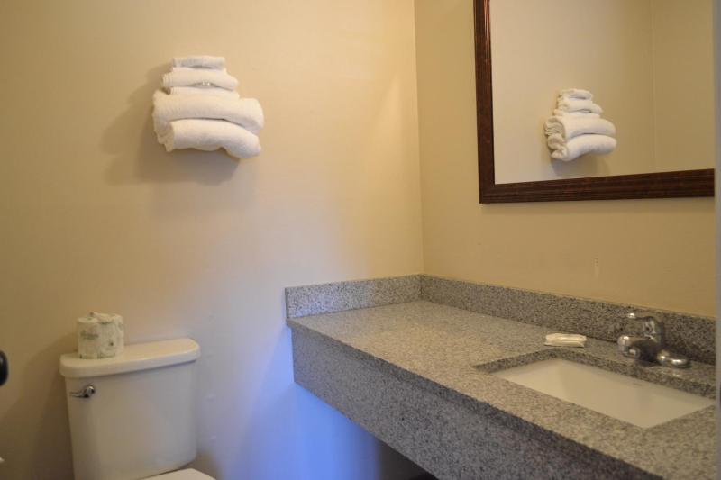 Standard Queen Room image 3