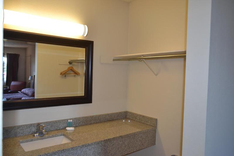 Standard King Room image 4