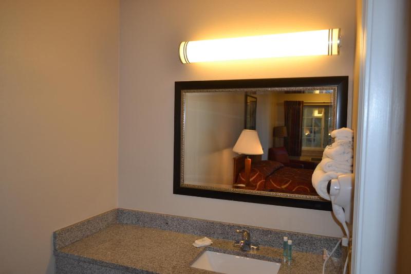 Queen Room with Two Queen Beds (Park and Fly) image 4