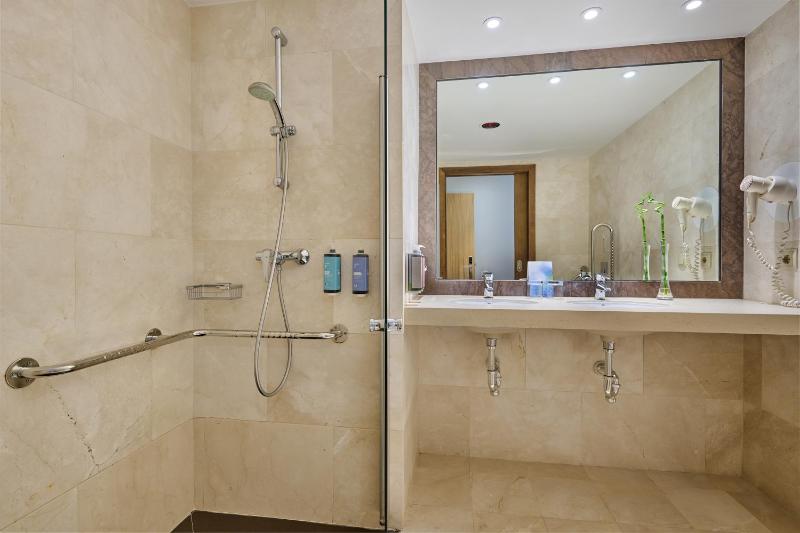 Twin Room (2 Adults) image 1