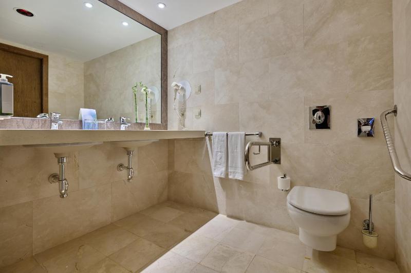 Twin Room (2 Adults) image 3