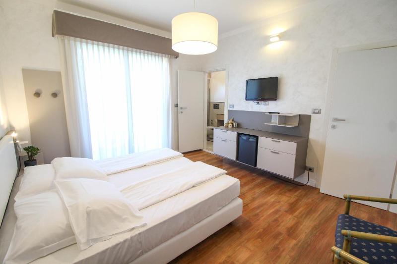 Standard Family Room (2 Adults + 2 Children) image 4