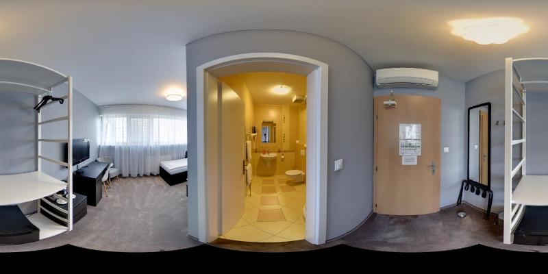 Twin Room with Private Bathroom image 2