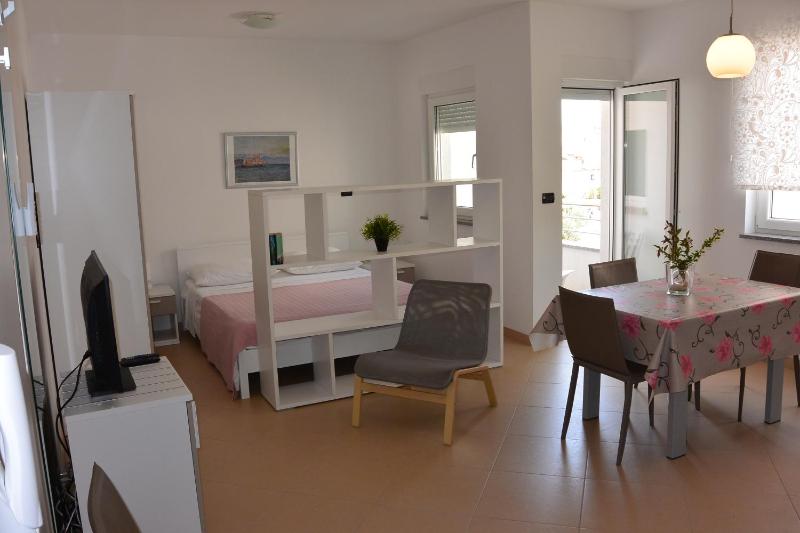 Studio with Balcony image 2