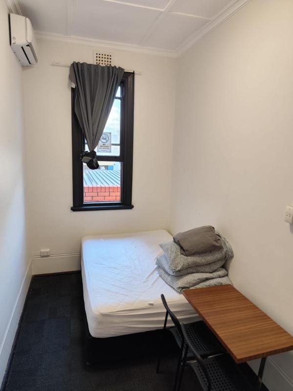 Emu Backpackers Perth - note - Valid Passport required for check in - image 11