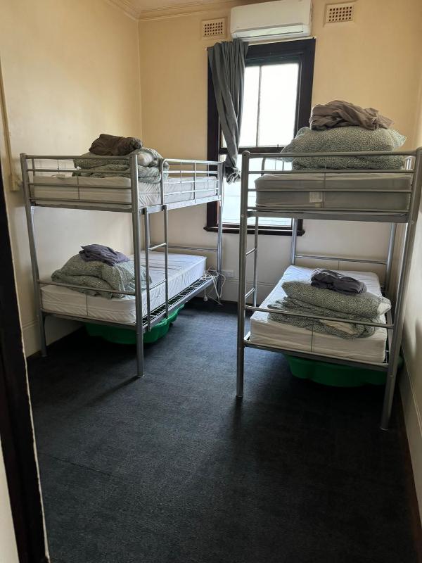 Emu Backpackers Perth - note - Valid Passport required for check in - image 9