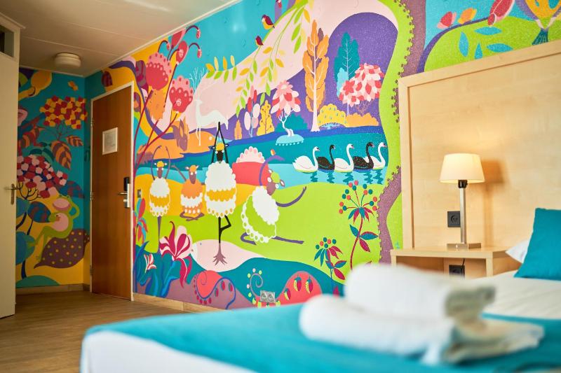 Large Twin Room image 4