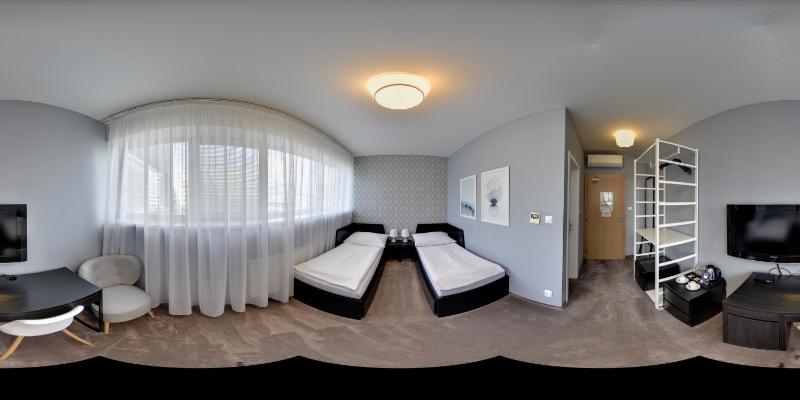 Twin Room with Private Bathroom image 3