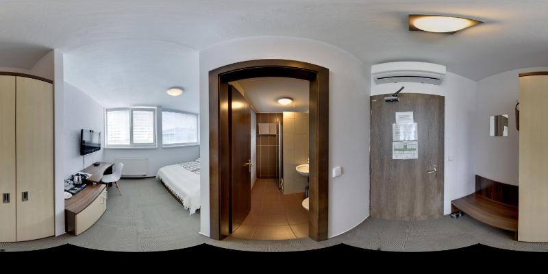 Double Room image 3