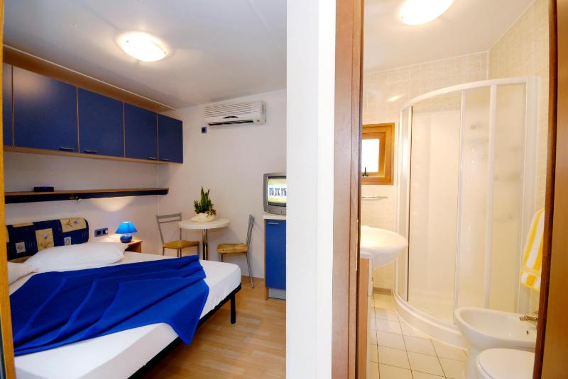 Double Room image 3