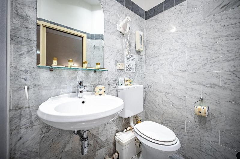 Quadruple Room image 3