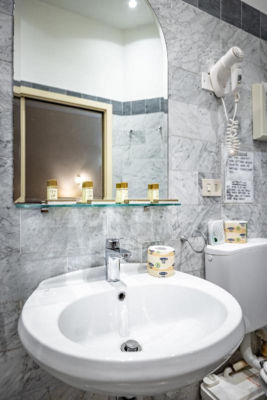 Quadruple Room image 4