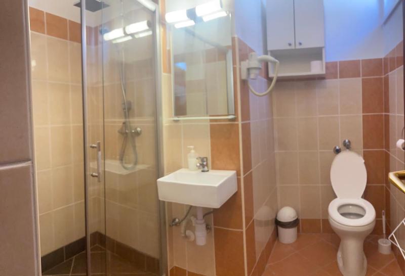 One-Bedroom Deluxe Apartment image 2