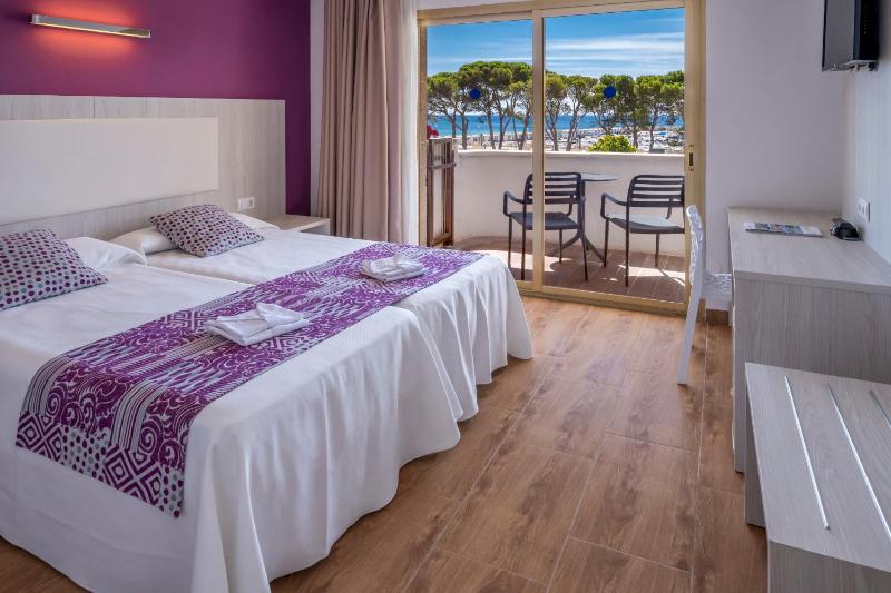 Double Room with Sea View (2 Adults) image 1