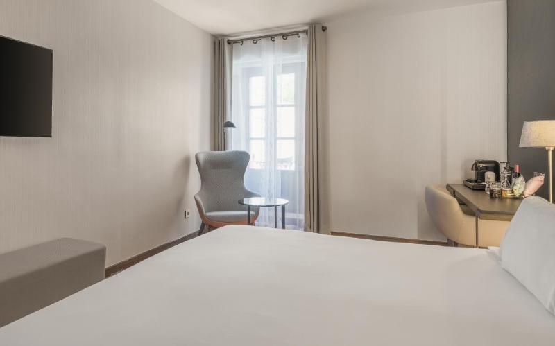 Premium Twin Room image 2