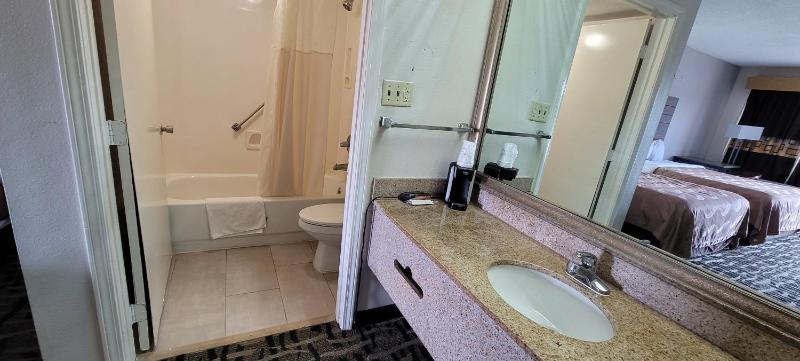Quadruple Room - Disability Access - Non-Smoking image 4