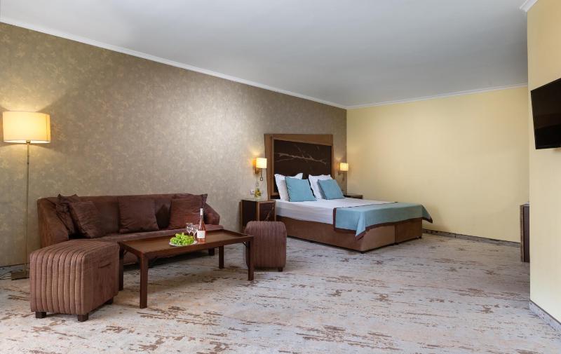 Family Room image 3