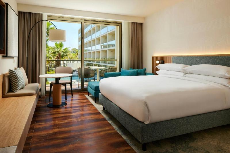 Deluxe King Room with Balcony and Resort View image 1