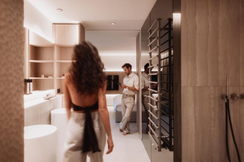 Suite with Hot Tub image 3