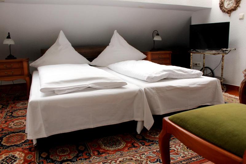 Standard Double Room image 4