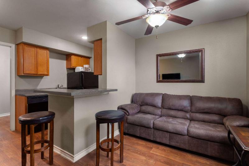 One-Bedroom Queen Suite - Non-Smoking image 3