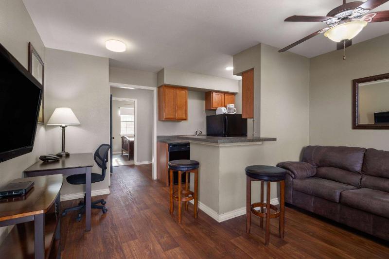 One-Bedroom Queen Suite - Non-Smoking image 2
