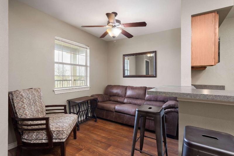 One-Bedroom Twin Suite - Non-Smoking image 3