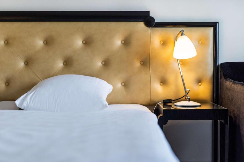 Standard Twin Room image 3