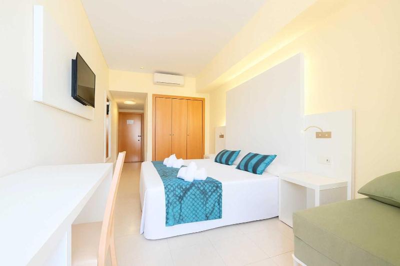 Twin Room image 3