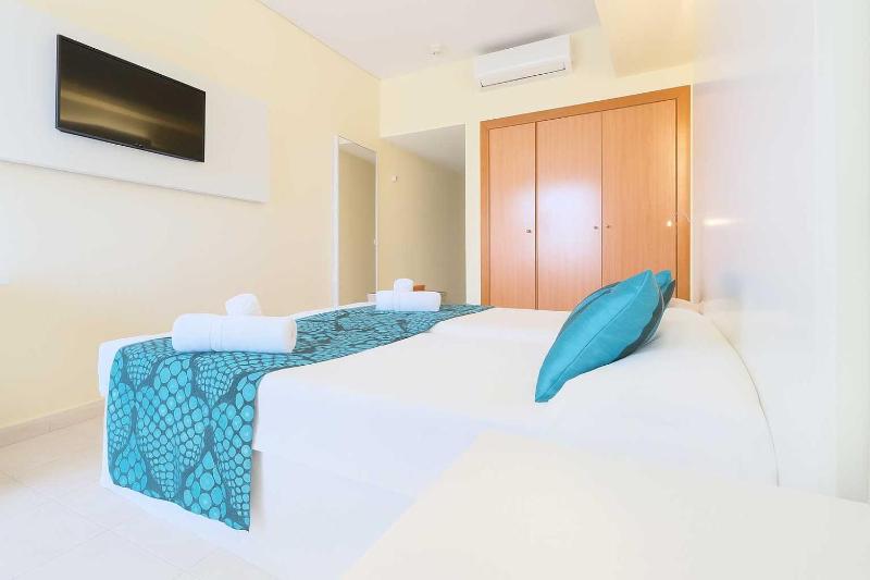 Twin Room image 4