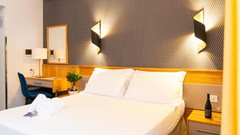Double Room image 1