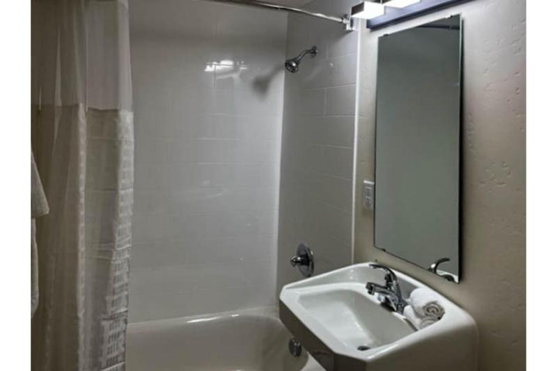 Queen Room - Disability Access - Non-Smoking image 2