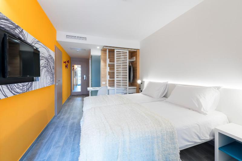 Double Room with Balcony and Park View image 3