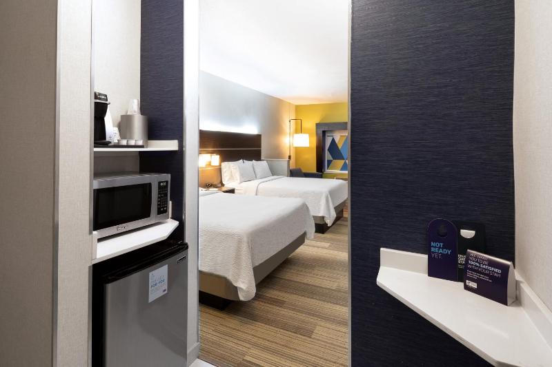 Queen Suite with Two Queen Beds image 3
