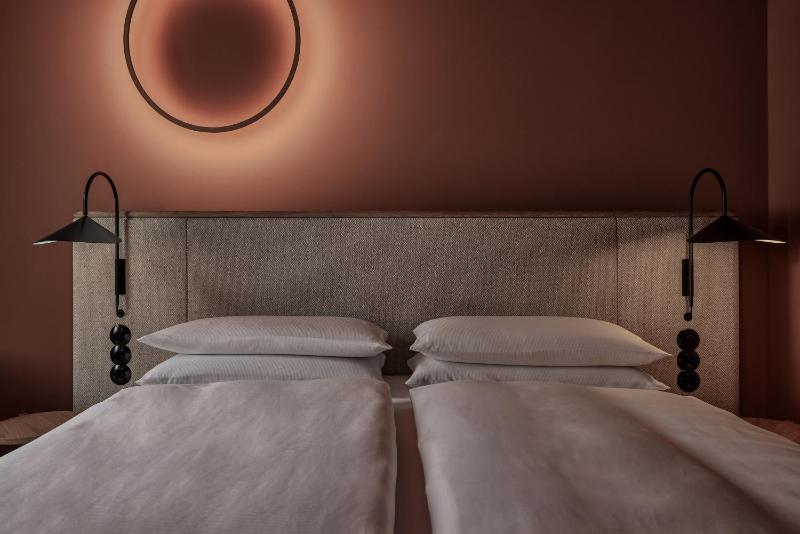 Adelante Standard image 1