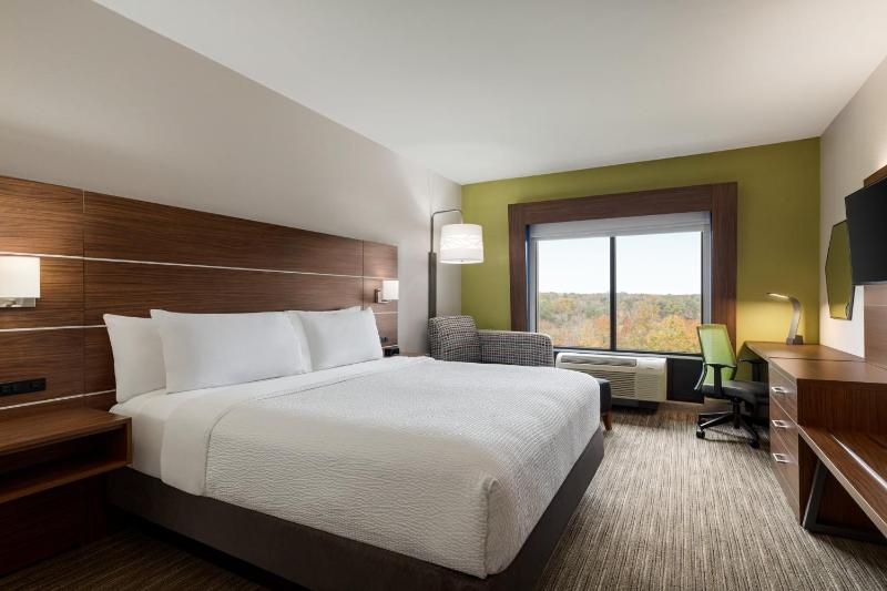 Standard King Room image 2
