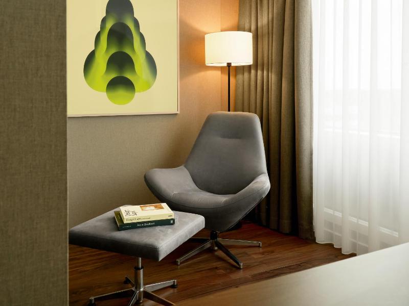 Large Studio with Kitchenette image 4