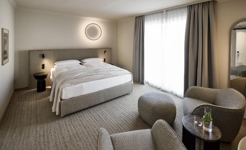 Adelante Courtyard View image 3