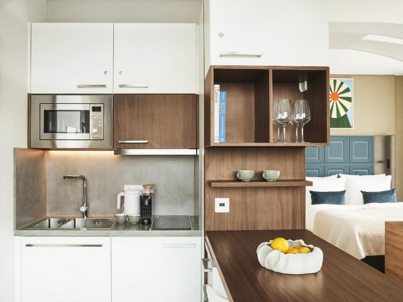 Large Studio with Kitchenette and Sofa Bed image 4