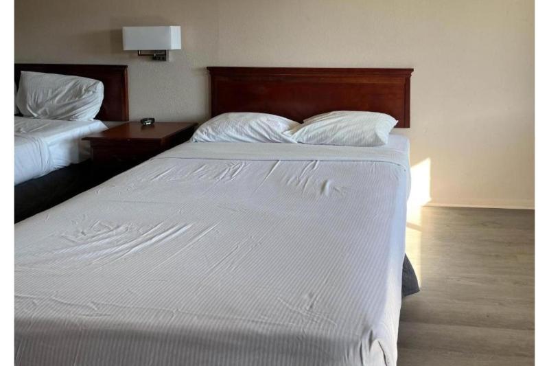 Queen Room with Two Queen Beds - Non-Smoking image 2