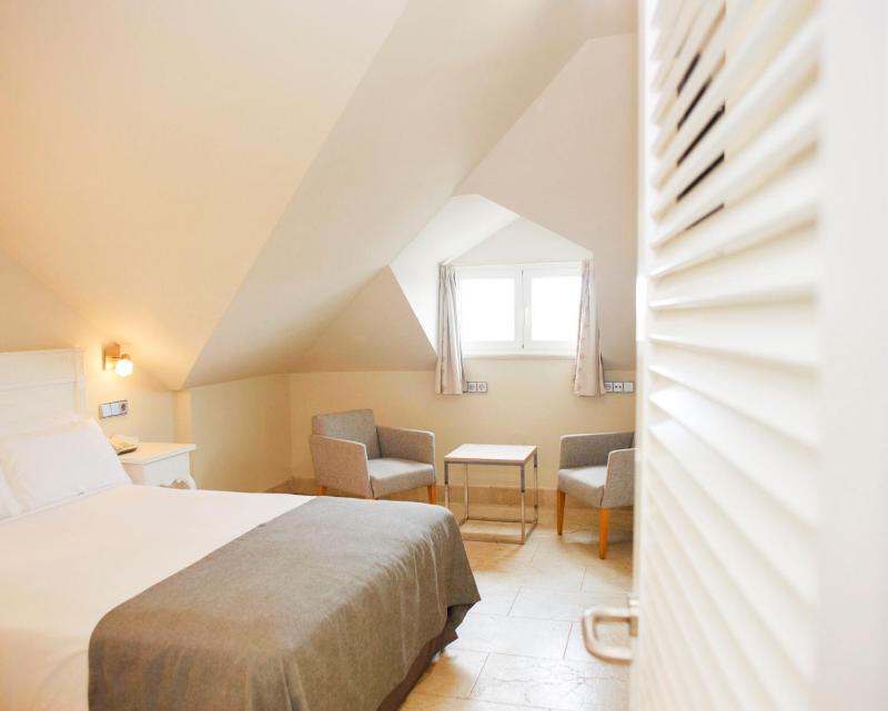 Economy Double Room image 3