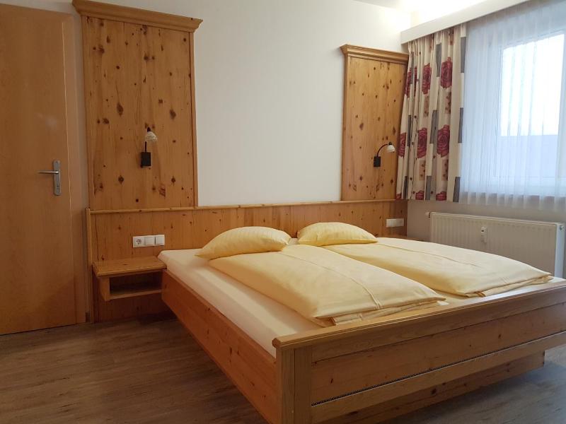 One-Bedroom Apartment with Balcony and Mountain View   image 1