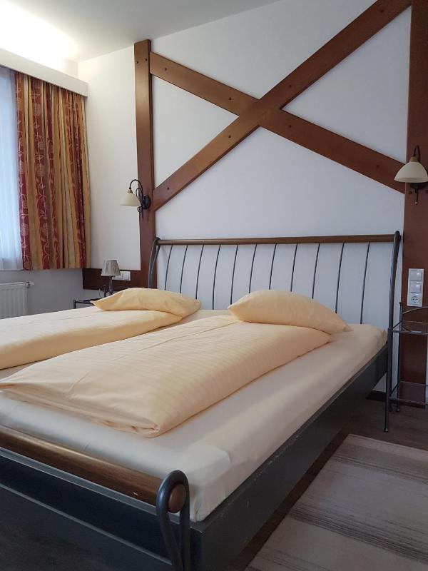 One-Bedroom Apartment with Balcony and Mountain View   image 3