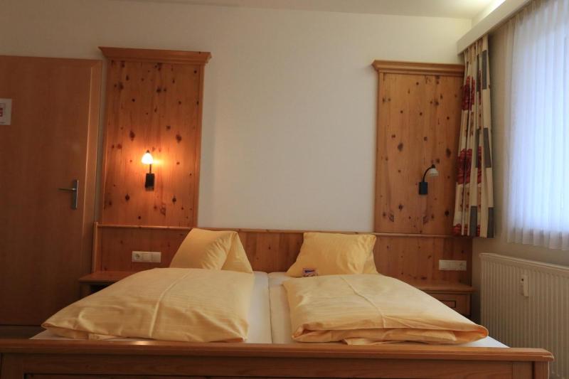 One-Bedroom Apartment with Balcony and Mountain View   image 4