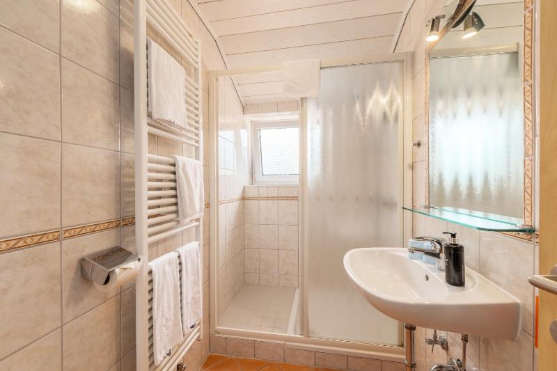 Standard Triple Room image 2