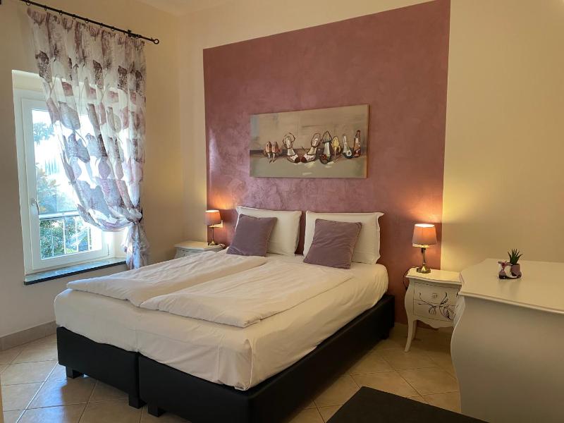 Large Double Room image 4