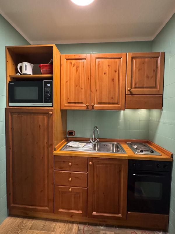 Deluxe One-Bedroom Apartment image 2