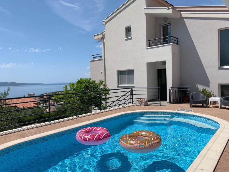 Three-Bedroom Apartment with Balcony and Sea View image 1