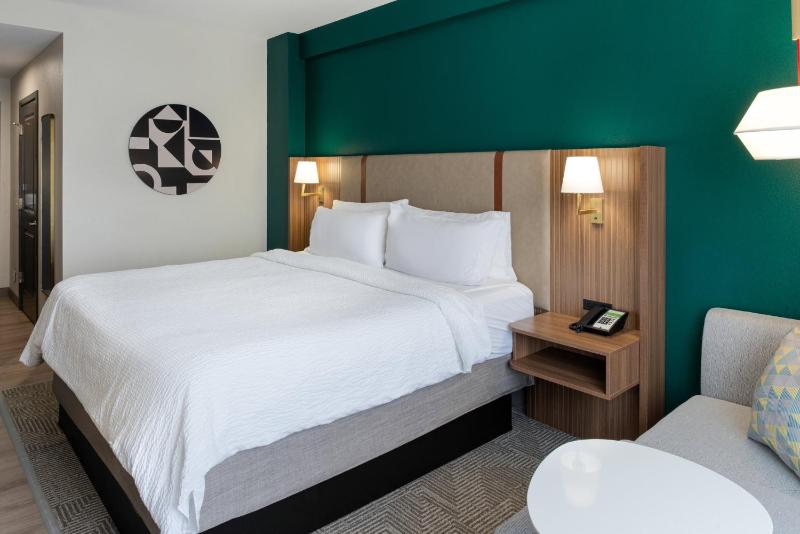 Standard King Room image 4